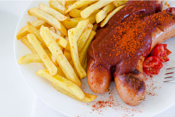 Currywurst mit Pommes